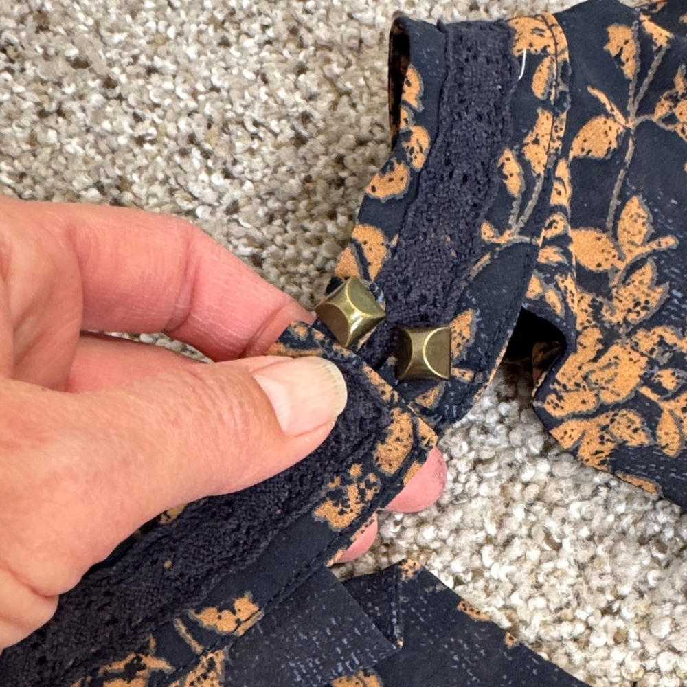 Knox Rose Navy and Beige Patterned Blouse - Picture 14 of 16